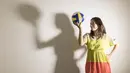 Pevoli nasional, Berllian Marsheilla tampil cantik menggunakan baju berwarna. (Bola.com/Vitalis Yogi Trisna) 