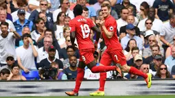 Gelandang Liverpool, James Milner, merayakan gol yang dicetaknya ke gawang Tottenham. The Reds sempat unggul 1-0 berkat penalti Milner pada menit ke-43. (Reuters/Dylan Martinez)