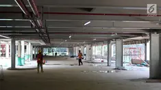 Pekerja tengah menyelesaikan pembagunan gedung parkir di Gelora Bung Karno (GBK) Senayan, Jakarta, Jumat (11/5). Gedung parkir bertingkat itu akan menambah kapasitas sekitar 1.300 kendaraan. (Liputan6.com/Angga Yuniar)