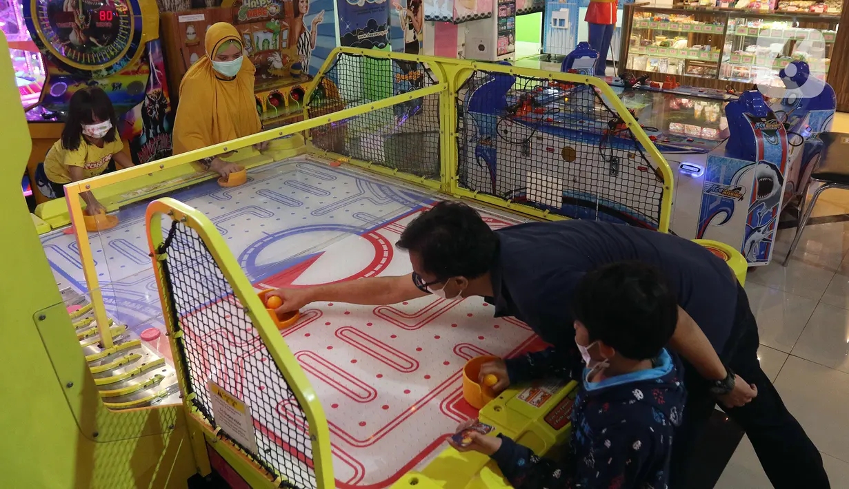 Pengunjung bermain di wahana permainan Lotte Shopping Avenue, Jakarta, Rabu (20/10/2021). Tempat permainan anak di pusat perbelanjaan atau mal sudah mulai bisa beroperasi di masa PPKM level 2. (Liputan6.com/Herman Zakharia)