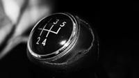 Pernahkan Anda bertanya, mengapa tuas perpindahan gigi pada mobil manual menggunakan pola `H`? Mengapa tidak garis lurus saja?