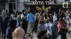 Warga menikmati libur Lebaran di kawasan Kota Tua, Jakarta, Sabtu (7/5/2022). Akhir libur Idul Fitri, sejumlah kawasan wisata di Jakarta dipadati pengunjung untuk menghabiskan masa liburannya bersama keluarga dan Kota Tua masih menjadi salah satu destinasi wisata yang digemari warga DKI Jakarta dan sekitarnya. (Liputan6.com/Johan Tallo)