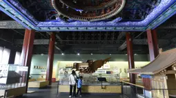 Sejumlah orang mengunjungi Museum Arsitektur Kuno Beijing di Beijing, ibu kota China, pada 2 Oktober 2020. (Xinhua/Lu Peng)