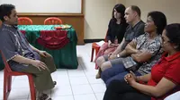 Keluarga Korban Bom Bali Bertatap Muka dengan Ali Imron (SBS)