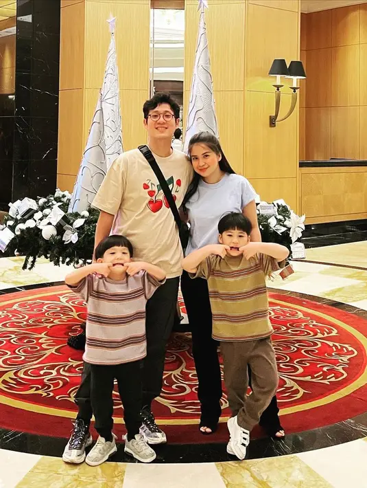 <p>Hingga sekarang telah memiliki dua orang anak, Putri Titian juga tak banyak berubah. Bahkan, seakan tak menua. "Anak lu udah gede ya mom.. tapi kenapa lu Ama papi Yoyon ga tua tua si...awet muda banget," tulis netizen. [Instagram/juniorliem]</p>