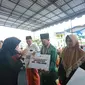 Bupati Banyuwangi Ipuk Fiestiandani secara simbolis menyerahkan insentif guru ngaji (Istimewa)