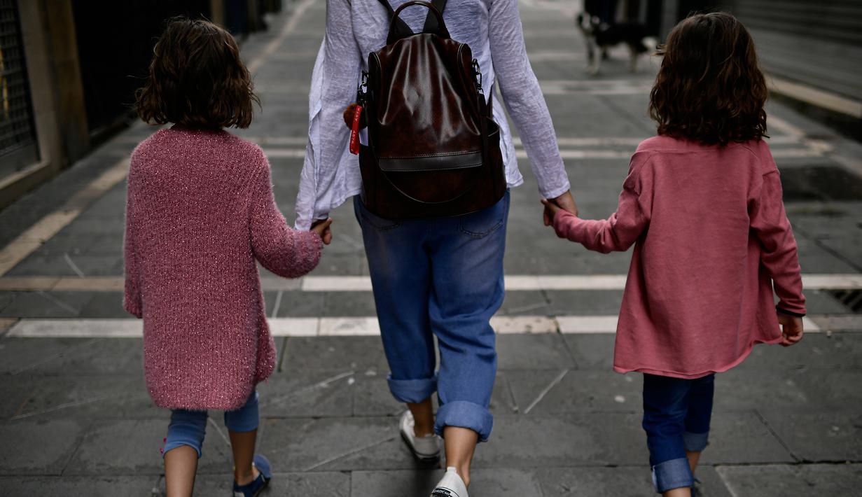 FOTO: Anak-Anak Spanyol Penuhi Jalanan Usai Terkurung ...