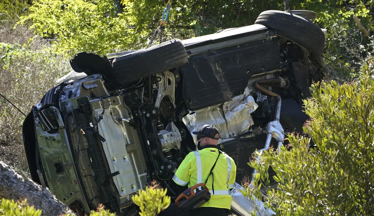 Mobil yang dikendarai Woods menabrak trotoar kemudian kehilangan kendali hingga keluar jalur, dan akhirnya jatuh ke lereng perbukitan. (Foto: AP/Marcio Jose Sanchez)