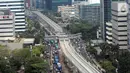 Proyek pembangunan Light Rail Transit (LRT) Jabodebek terlihat di Jalan Kuningan, Jakarta, Jumat (11/10/2019). Pengerjaan jalur angkutan massal tersebut sudah mencapai 65,77 persen, terdiri dari Cawang-Cibubur, Cawang-Dukuh Atas, dan Cawang-Bekasi Timur. (merdeka.com/Dwi Narwoko)