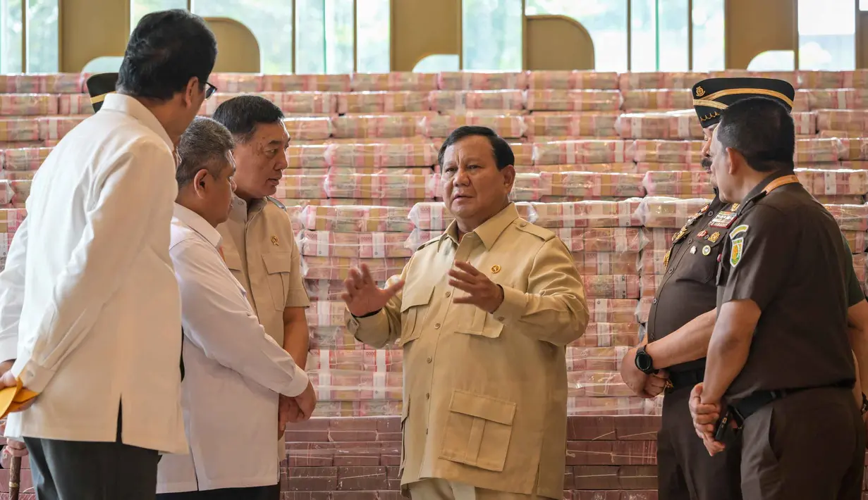 Presiden Prabowo juga mengapresiasi upaya Kejaksaan Agung menyelamatkan uang negara. Uang Rp13 triliun itu secara resmi diserahkan Jaksa Agung ST Burhanuddin kepada Menteri Keuangan Purbaya Yudhi Sadewa. (BAY ISMOYO/AFP)