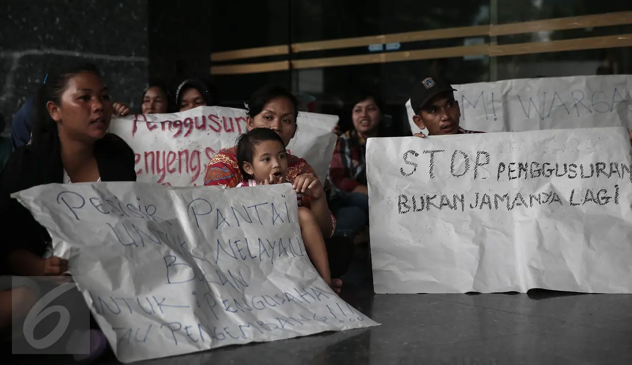 Masyarakat Nelayan Dadap membawa spanduk saat menggelar aksi unjuk rasa didepan kantor Ombudsman RI, Jakarta, (20/5/2016). Bupati Kabupaten Tangerang diduga melakukan pelanggaran maladministrasi terkait penggusuran dadap. (Liputan6.com/Faizal Fanani)