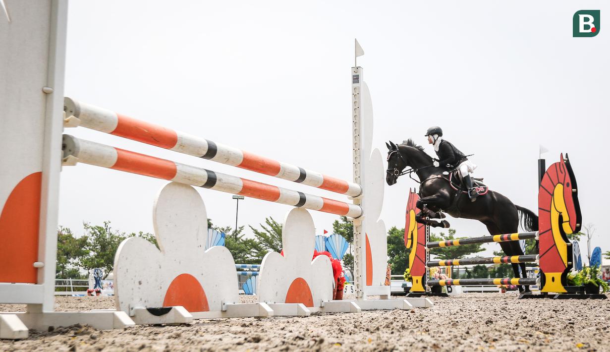 Atlet berkuda tim Equinara Horse Sports, Aisha Maydina Hakim beraksi pada nomor Show Jumping 90 cm saat ajang Solidarity Equestrian Challange 2022 yang berlangsung di Jakarta International Equestrian Park, Jakarta Timur, Minggu (30/01/2022). (Bola.com/Bagaskara Lazuardi)
