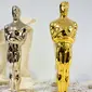 Piala Oscar yang dilapisi emas 24 karat (tengah) yang dalam tahap penyelesaian di tempat produksi Polich Tallix Fine Art Foundry, New York, AS (13/1). (AFP/Don Emmert)
