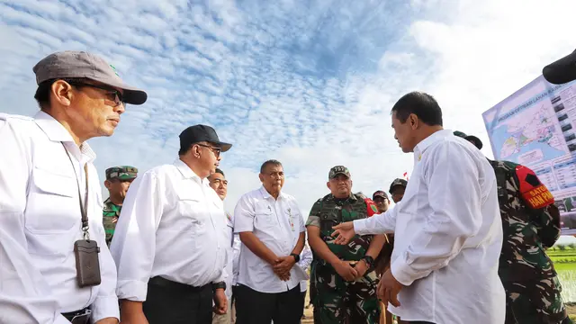 Menteri Pertanian, Andi Amran Sulaiman mengunjungi lokasi pengembangan varietas unggul padi Cakrabuana Agritan di Distrik Kurik, Kabupaten Merauke. (Dok Kementan)