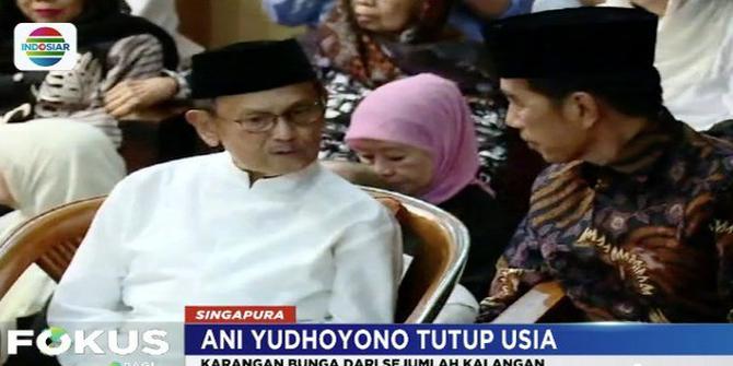 Presiden Jokowi dan Ibu Negara Salati Jenazah Ani Yudhoyono