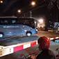 Viral 2 Bus TNI AL Terobos Palang Perlintasan Kereta Api di Malang, Warganet: Sudah Kelamaan di Laut Jadi Lupa Aturan di Darat. (Doc: Twitter | @sahabat_kereta)
