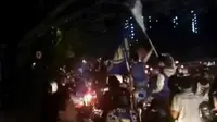 Minggu malam, jalanan Kota Bandung membiru dipenuhi para Bobotoh Persib.