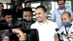 Pedangdut Saipul Jamil saat menjawab pertanyaan awak media di Gedung KPK, Jakarta, Kamis (22/12). Saipul menjalani pemeriksaan perdana sebagai tersangka kasus dugaan suap penanganan perkara di Pengadilan Negeri Jakarta Utara. (Liputan6.com/Helmi Afandi)