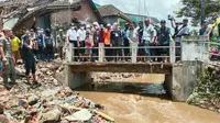 Ipuk saat meninjau banjir di Kalibaru Banyuwangi. (Hermawan/Liputan6.com)