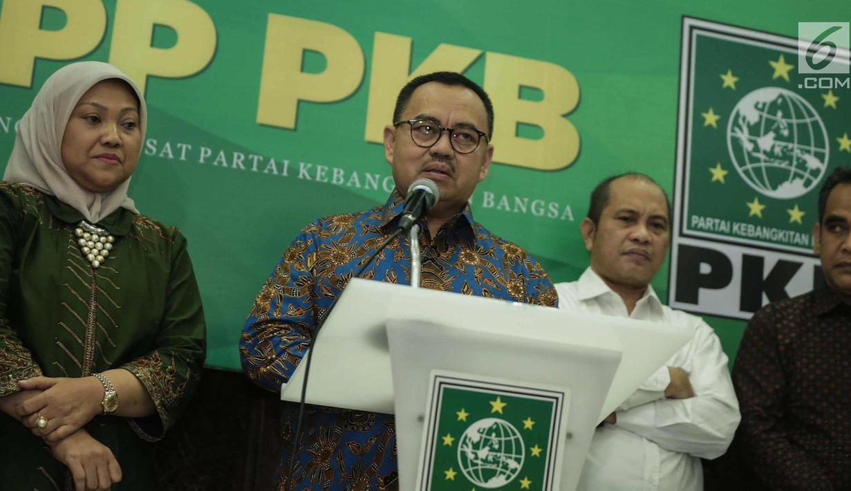Cagub Jawa Tengah Sudirman Said (kedua kiri) memberikan paparan visi dan misi saat hadir deklarasikan dukungannya kepada pasangan Bakal Cagub dan Cawagub Jawa Tengah, Sudirman Said dan Ida Fauziah di Jakarta, Selasa (9/1). (Liputan6.com/Faizal Fanani)