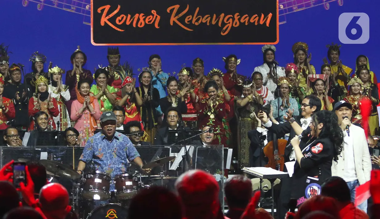 Menteri PUPR Basuki Hadi Muljono selaku drummer Elek Yo Band saat Konser Kebangsaan, Simfoni Insan Perhubungan, Bangkit Maju Bersama di Jakarta, Sabtu (6/8/2022). Konser Kebangsaan tersebut dalam rangka memeriahkan HUT RI ke-77 dan menyambut Hari Perhubungan Nasional (Harhubnas) ke-52, Kementerian Perhubungan. (Liputan6.com/Herman Zakharia)