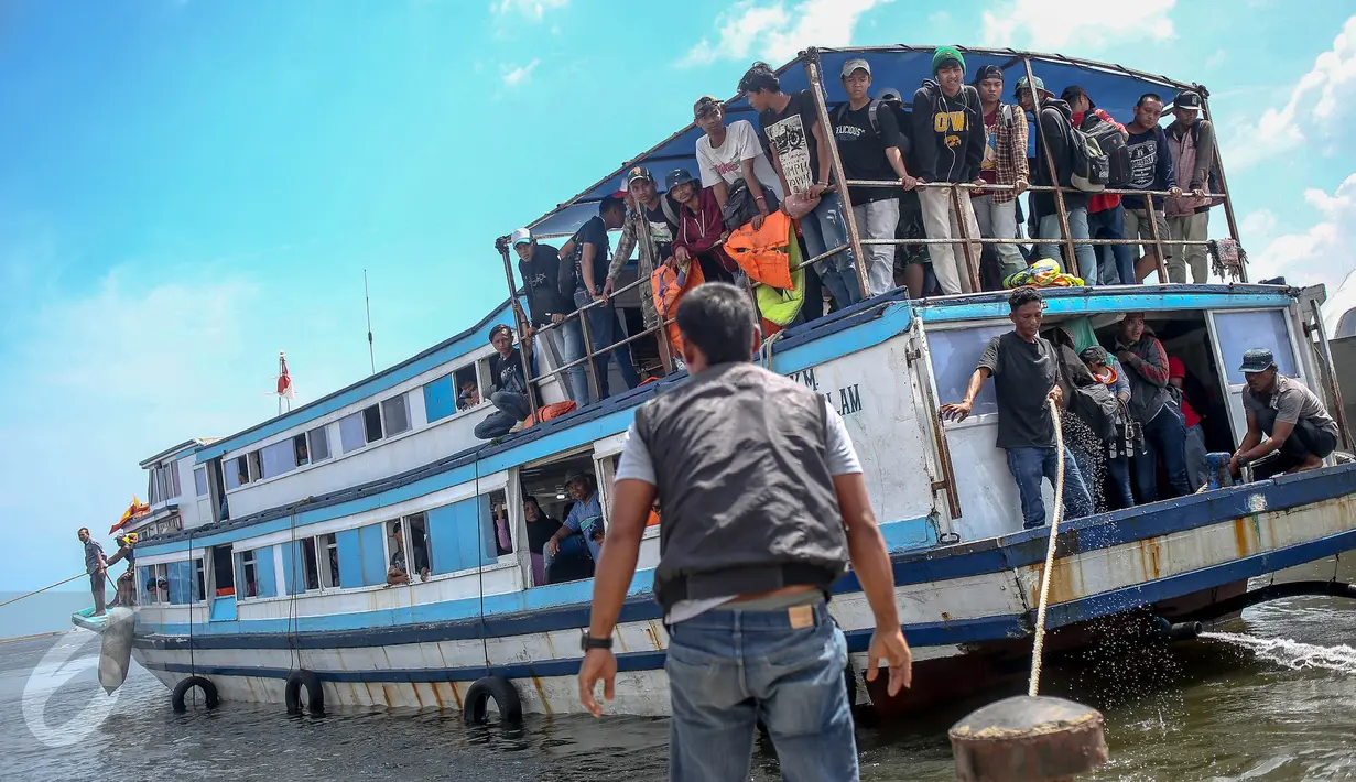 Menteri Perhubungan Budi Karya Sumadi siap melakukan evaluasi secara besar-besar terhadap keamanan transportasi agar tidak terjadi kelalaian yang menyebabkan jatuh korban jiwa, Jakarta, Senin (2/1). (Liputan6.com/Faizal Fanani)