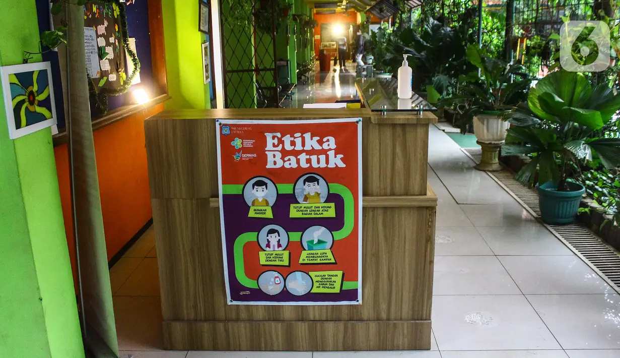 Suasana koridor Sekolah Menengah Pertama (SMP) Negeri 85 yang ditutup sementara atau lockdown selama 10 hari, di Pondok Labu, Cilandak, Jakarta, Rabu (27/7/2022). Keputusan SMPN 85 Jakarta lockdown ini setelah tiga siswa terpapar Covid-19. (Liputan6.com/Johan Tallo)