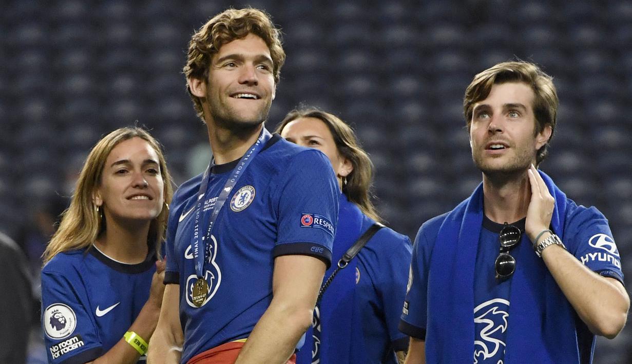 Bek Chelsea, Marcos Alonso, bersama keluarganya saat perayaan gelar juara Liga Champions di Stadion Dragao, Porto, Minggu (30/5/2021). Chelsea menang 1-0 atas City. (Pierre Philippe Marcou/Pool via AP)
