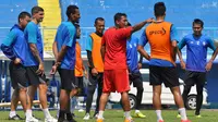 Asisten pelatih Arema, Kuncoro, memberikan instruksi kepada deratan pemain belakang. (Bola.com/Iwan Setiawan)