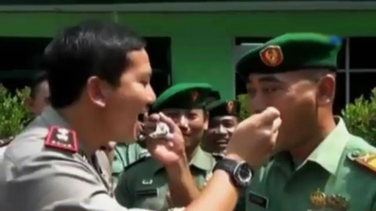 Rayakan HUT, TNI dan Polri Suap-suapan Mesra
