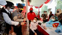 Kapolda Jawa Timur Irjen Pol Nico Afinta meninjau vaksinasi Merdeka dosis kedua di SMP Negeri 1 Surabaya. (Dian Kurniawan/liputan6.com)