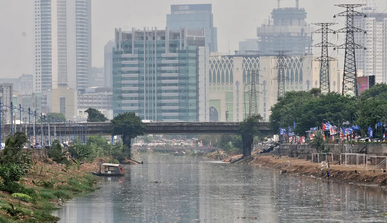 Sampah memenuhi aliran Kanal Banjir Barat, Jakarta, Senin (22/10). Sampah yang memenuhi aliran kanal pencegah banjir tersebut didominasi plastik dan limbah rumah tangga. (Merdeka.com/Iqbal Nugroho)