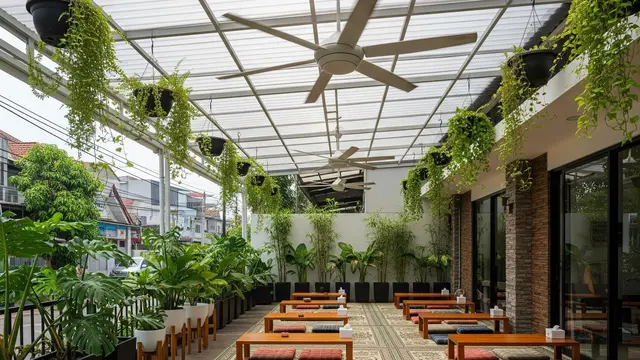 Desain Lesehan Semi-Outdoor dengan Atap Transparan