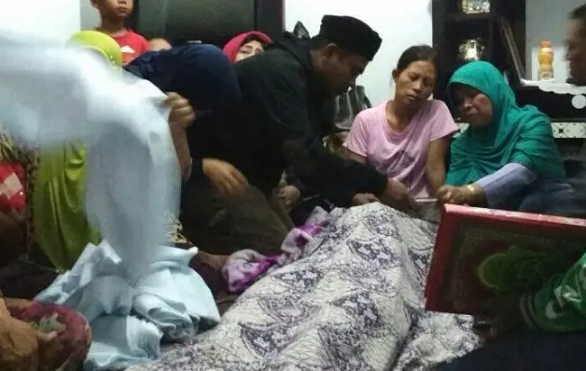 Jurnalis SCTV yang bertugas di Garut, Jawa Barat itu sempat terlempar hingga dua meter setelah ditabrak pengendara motor yang mabuk. (Liputan6.com/Jayadi Supriadin)