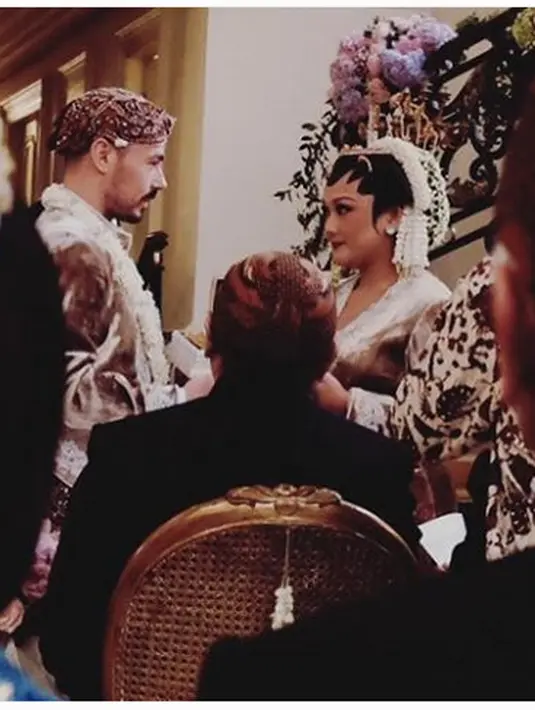 Kabar bahagia dari keluarga Cendana. Putri Ariyanti Haryo Wibowo, anak dari Ari Sigit resmi menikah dengan Luigi Ferrara, lelaki berdarah Itali. (Instagram/ferdinando.paventi)