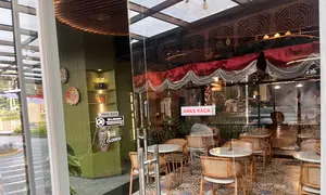Tenant di salah satu mal di kawasan Senayan Jakarta Pusat, diminta menghentikan operasional lebih awal pada Kamis (27/8/2026). Hal ini karena adanya demo 27 Agustus di DPR.