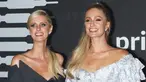 Paris Hilton bersama adiknya Nicky Hilton Rothschild tersenyum saat berpose menghadiri Savage x Fenty selama New York Fashion Week di Barclays Center di New York City (10/9/2019). Paris Hilton tampil anggun memamerkan tubuh langsingnya dalam balutan gaun mini biru. (AFP Photo/Jim Spellman)