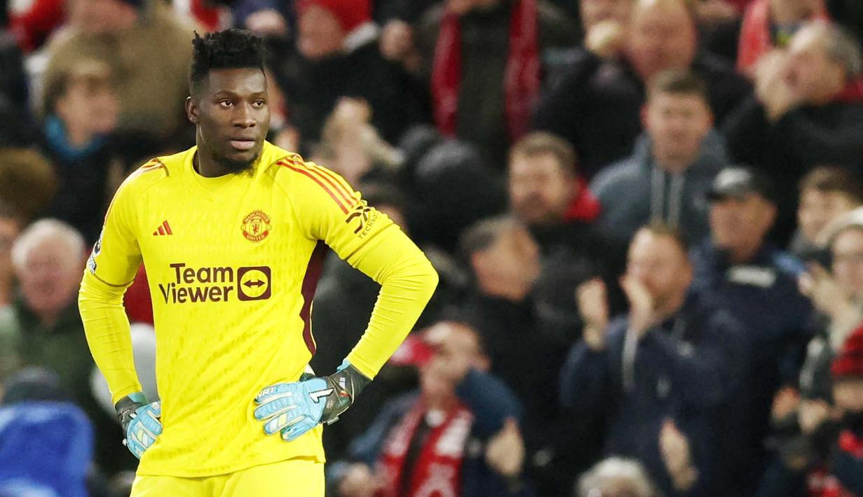 Ekspresi pemain Manchester United, Andre Onana, setelah ditaklukkan Nottingham Forest pada laga pekan ke-20 Premier League 2023/2024, Minggu (31/12/2023) dini hari WIB. (AFP/Darren Staples)