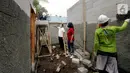 Pekerja merenovasi rumah dalam program Desa Maju Prudential di Desa Mauk, Kabupaten Tangerang Kamis (28/10/2021). Program yang berkolaborasi dengan Habitat for Humanity Indonesia merenovasi 60 untuk lansia, keluarga prasejahtera dan penyandang disabilitas. (Liputan6.com/HO/Prudential)