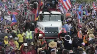 Demonstrasi Puerto Rico Juli 2019, disebut sebagai salah satu yang terbesar dalam sejarah teritori Amerika Serikat itu. Massa mendesak Gubernur Ricardo Rossello untuk mundur. (Carlos Giusti / AP PHOTO)