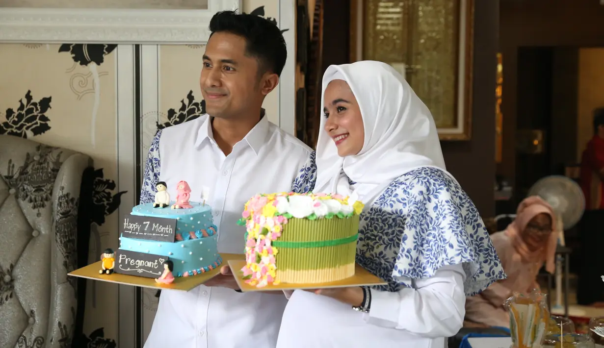 "Alhamdulillah kali ini termasuk yang kata itu hamil kebo, jadi kuat-kuat aja. Awalnya mual ada, tapi sudah semakin ke sini kami habis jalan-jalan seminggu penuh. Dan itu jalan kaki loh, tapi sampai sekarang sehat semua alhamdulillah," kata Sonya Fatmala