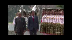 Ada cerita unik saat Presiden Jokowi mengunjungi Malaysia. Presiden naik mobil tronton yang dikemudikan PM Mahathir.