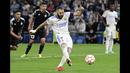 Karim Benzema maju sebagai algojo dan menuntaskannya dengan tembakan sempurna. (AFP/Javier Soriano)