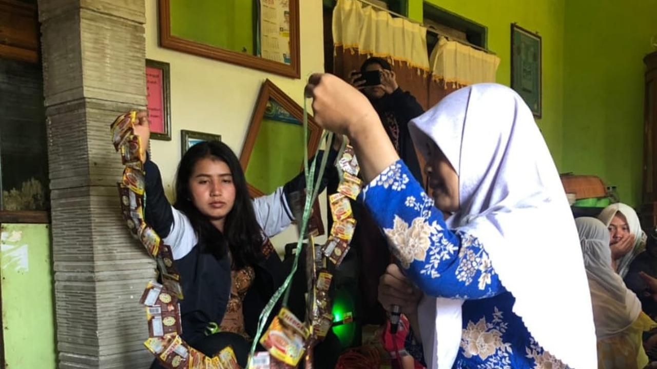 Tim KKN II Undip bekerja sama dengan Kompos (Komunitas Pemerhati dan Pengelola Sampah) melaksanakan sosialisasi serta pelatihan pengelolaan sampah di Dusun Watugandu, Kabupaten Semarang.