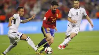 Gelandang Spanyol, Isco, berusaha melewati pemain Albania pada laga Kualifikasi Piala Dunia 2018 di Stadion Rico Perez, Jumat (6/10/2017). Spanyol menang 3-0 atas Albania. (AP/Alberto Saiz)