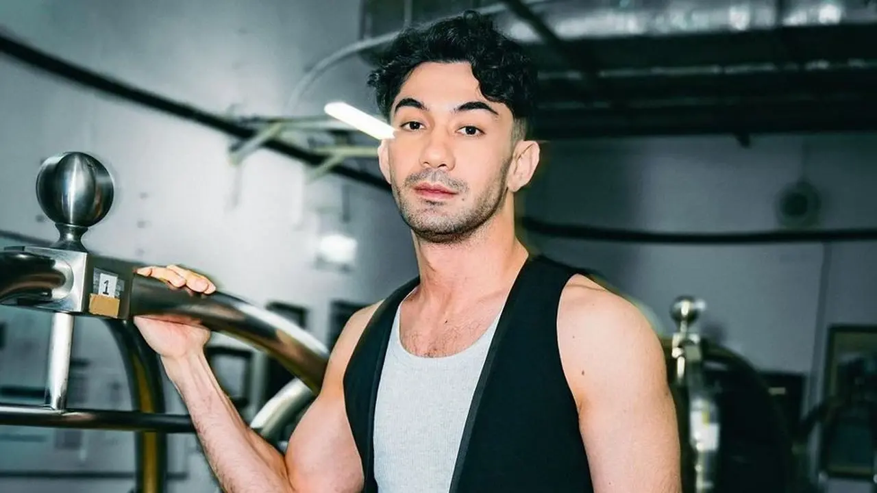 Reza Rahadian (https://www.instagram.com/p/C4SpPaYB2Gl/)
