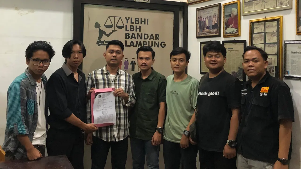 LBH Bandar Lampung, bersama dua mahasiswa anggota Senat pun berencana melaporkan UM Metro ke Komisi Nasional Hak Asasi Manusia. Foto : (Istimewa).