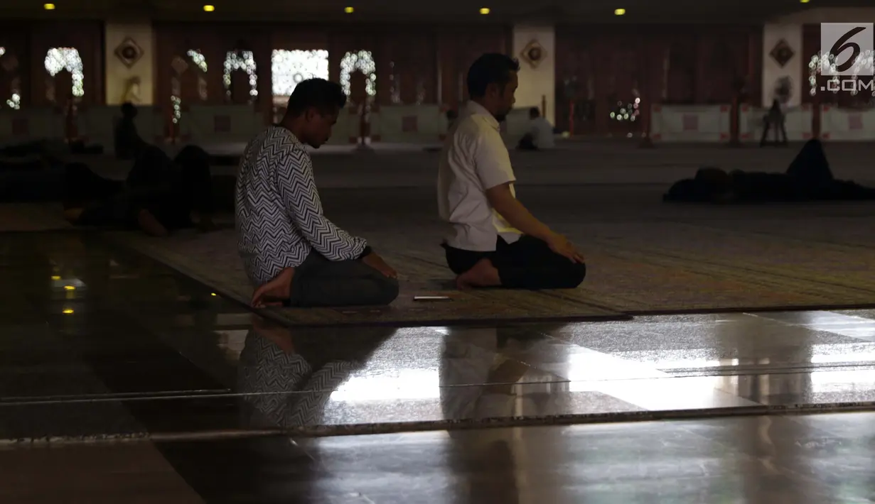 Umat Islam melakukan salat berjamaah di Masjid At Tin, Jakarta, Selasa (14/7). Bulan suci Ramadan dimanfaatkan umat muslim untuk mendekatkan diri kepada Allah SWT dengan meningkatkan ibadah di masjid. (Liputan6.com/Helmi Fithriansyah)