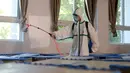Seorang petugas pemadam kebakaran mendisinfeksi ruang kelas di Sekolah Asrama No. 3 Wuhan di Distrik Hanyang, Kota Wuhan, Provinsi Hubei, China, 3 Agustus 2020. Upaya disinfeksi dilakukan di sekolah itu untuk mempersiapkan dimulainya kembali kegiatan belajar mengajar di kelas. (Xinhua/Wang Fang)