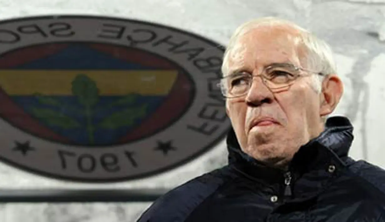 Fenerbahce head coach Spanish Luis Aragones reacts during a UEFA Champion League Group G football match against FC Dynamo in Kiev on December 10, 2008. Dynamo won 1-0. AFP PHOTO/ SERGEI SUPINSKY 